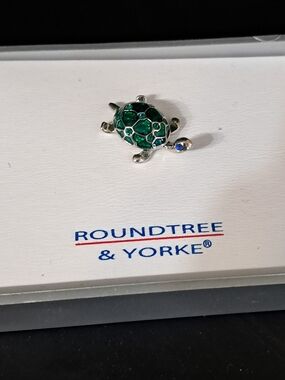 Roundtree & Yorke Silver-Tone Turtle Pin with Green Enamel and Blue Eye